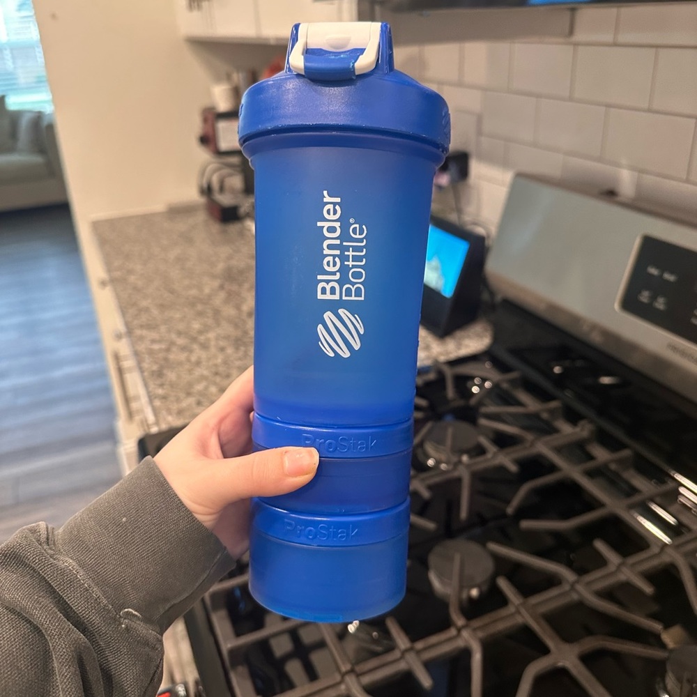 blender bottle with snack compartments